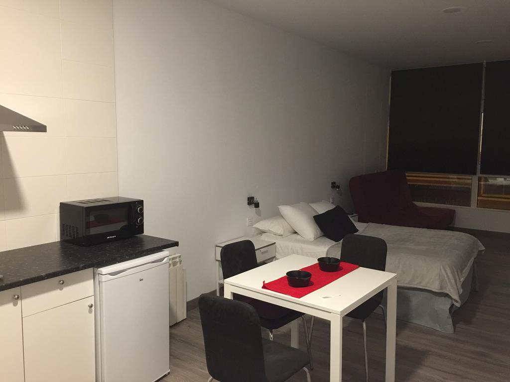 Room And Kitchen Билбао Екстериор снимка