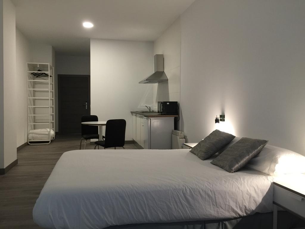Room And Kitchen Билбао Екстериор снимка
