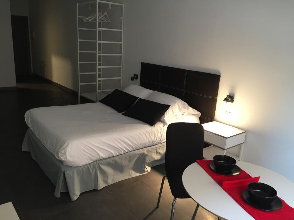 Room And Kitchen Билбао Екстериор снимка