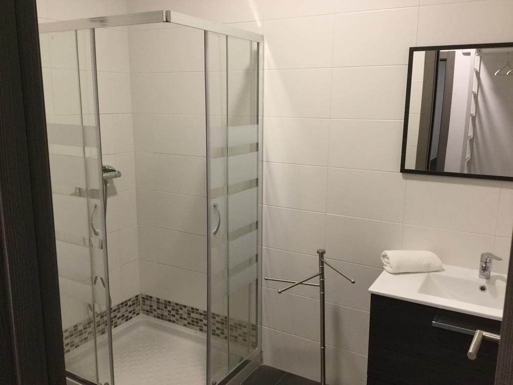 Room And Kitchen Билбао Екстериор снимка
