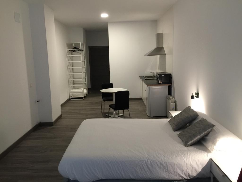 Room And Kitchen Билбао Екстериор снимка