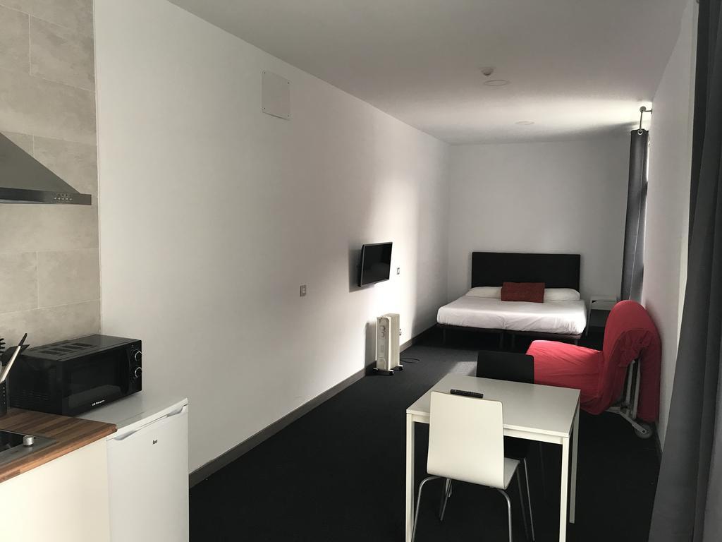 Room And Kitchen Билбао Екстериор снимка